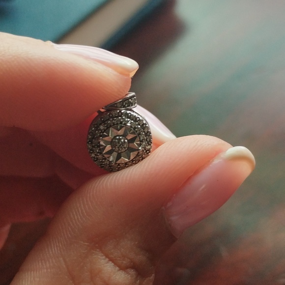 Genuine Diamond and Silver Necklace Pendant. - Picture 4 of 4